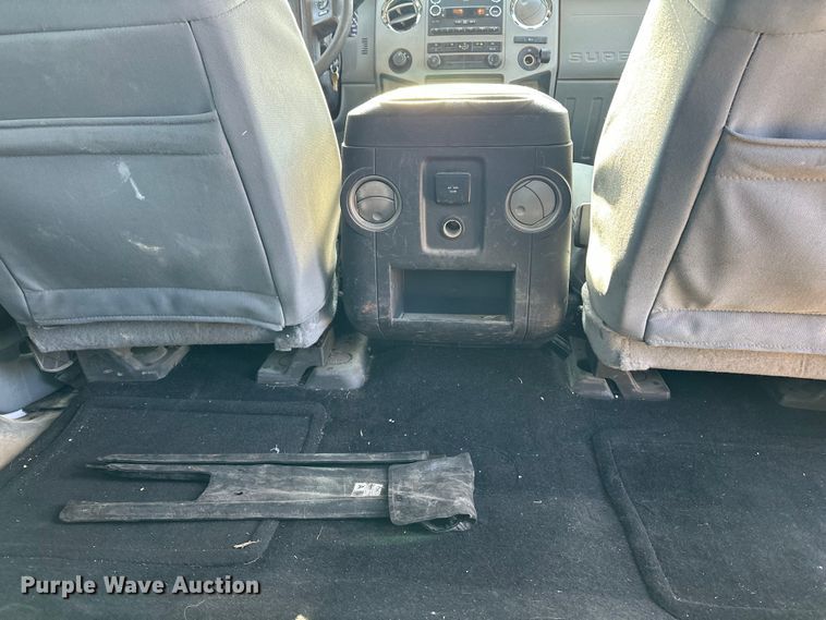 image for item DV0766 2016 Ford F350 Super Duty Crew Cab flatbed pickup truck