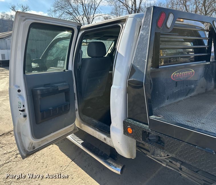 image for item DV0766 2016 Ford F350 Super Duty Crew Cab flatbed pickup truck