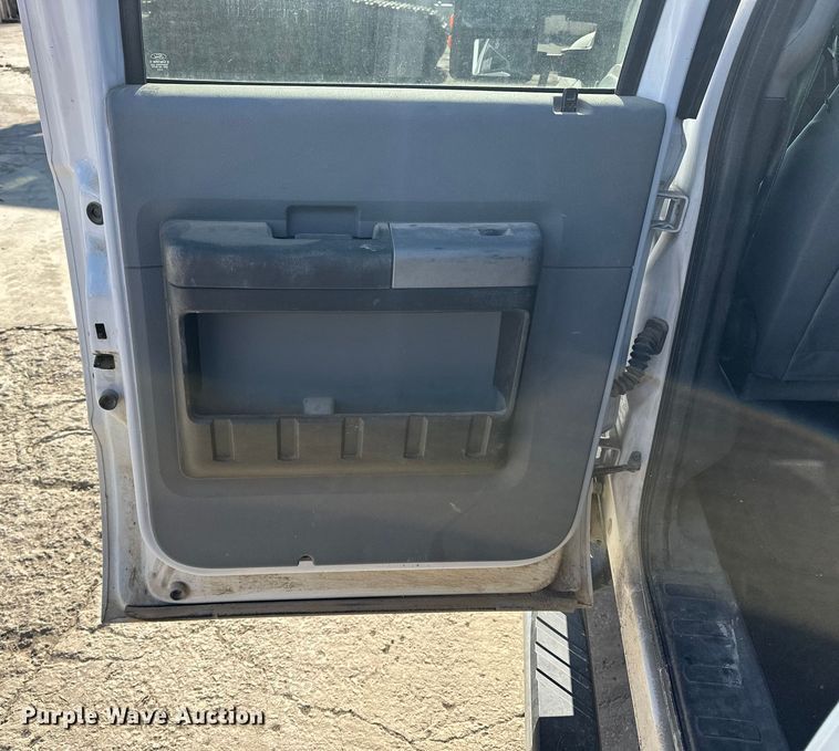 image for item DV0766 2016 Ford F350 Super Duty Crew Cab flatbed pickup truck