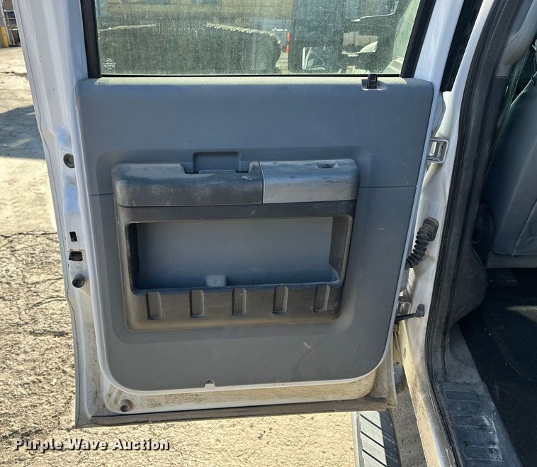 image for item DV0766 2016 Ford F350 Super Duty Crew Cab flatbed pickup truck