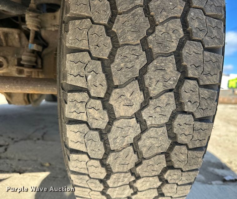 image for item DV0766 2016 Ford F350 Super Duty Crew Cab flatbed pickup truck