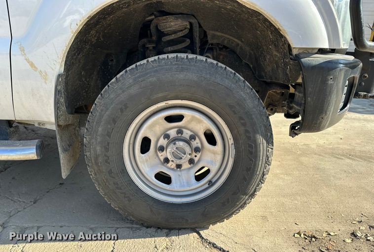 image for item DV0766 2016 Ford F350 Super Duty Crew Cab flatbed pickup truck