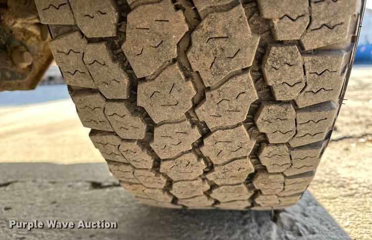 image for item DV0766 2016 Ford F350 Super Duty Crew Cab flatbed pickup truck