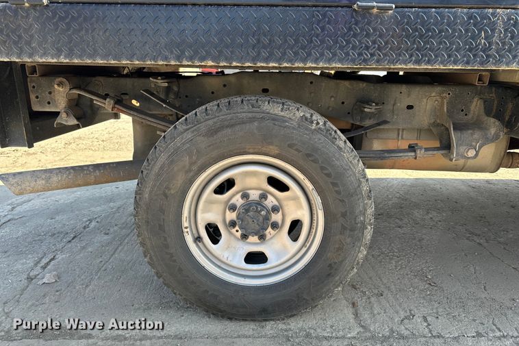 image for item DV0766 2016 Ford F350 Super Duty Crew Cab flatbed pickup truck