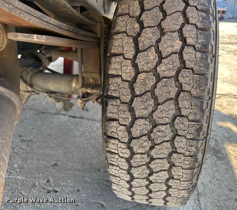 image for item DV0766 2016 Ford F350 Super Duty Crew Cab flatbed pickup truck