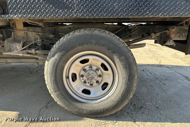 image for item DV0766 2016 Ford F350 Super Duty Crew Cab flatbed pickup truck