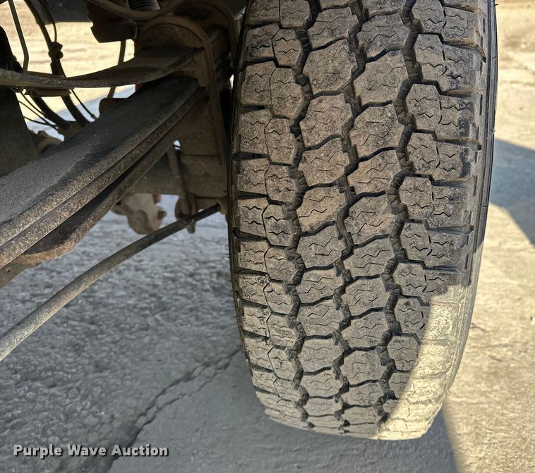 image for item DV0766 2016 Ford F350 Super Duty Crew Cab flatbed pickup truck