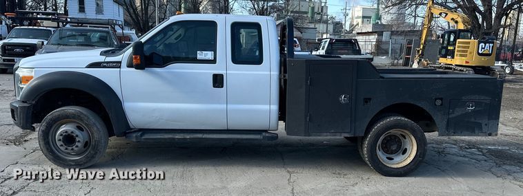 image for item DV0767 2013 Ford F450 SuperCab flatbed truck