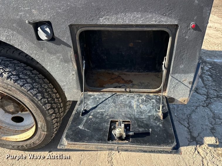 image for item DV0767 2013 Ford F450 SuperCab flatbed truck