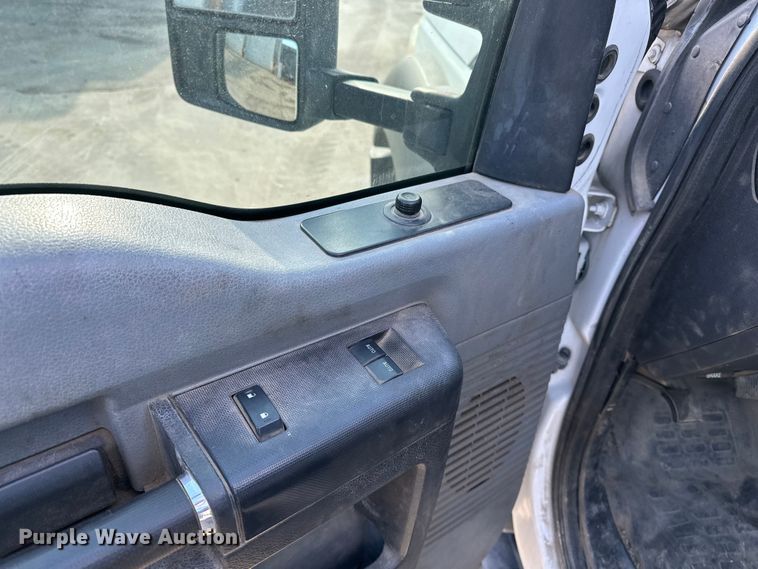 image for item DV0767 2013 Ford F450 SuperCab flatbed truck