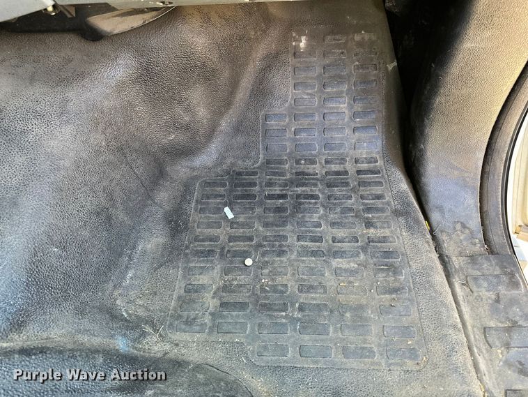 image for item DV0767 2013 Ford F450 SuperCab flatbed truck