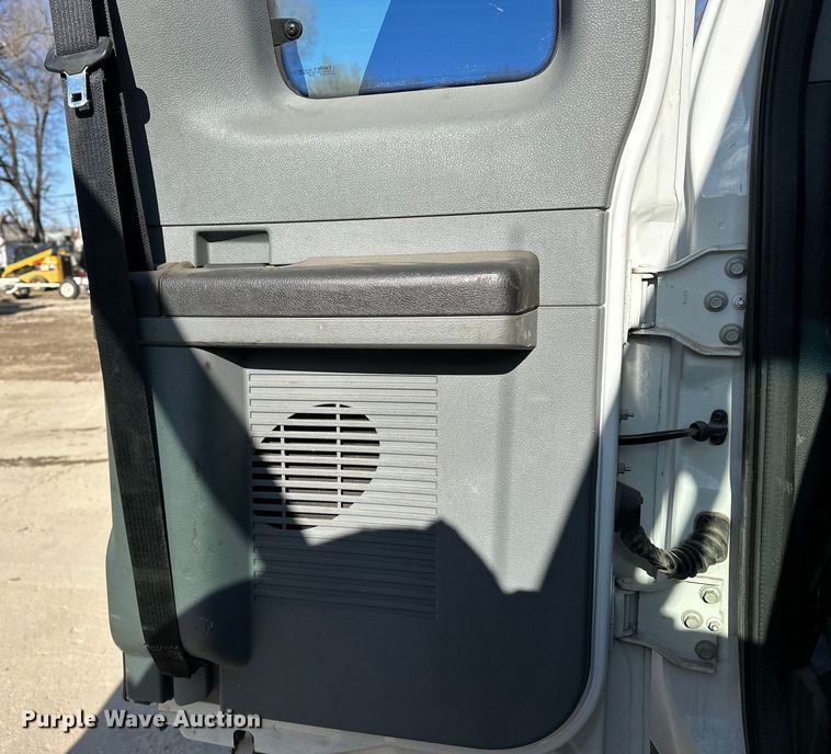 image for item DV0767 2013 Ford F450 SuperCab flatbed truck