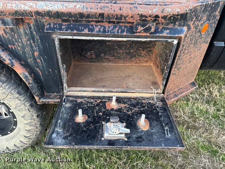 image for item DW5182 2006 Dodge Ram 3500 Big Horn Quad Cab flatbed pickup truck