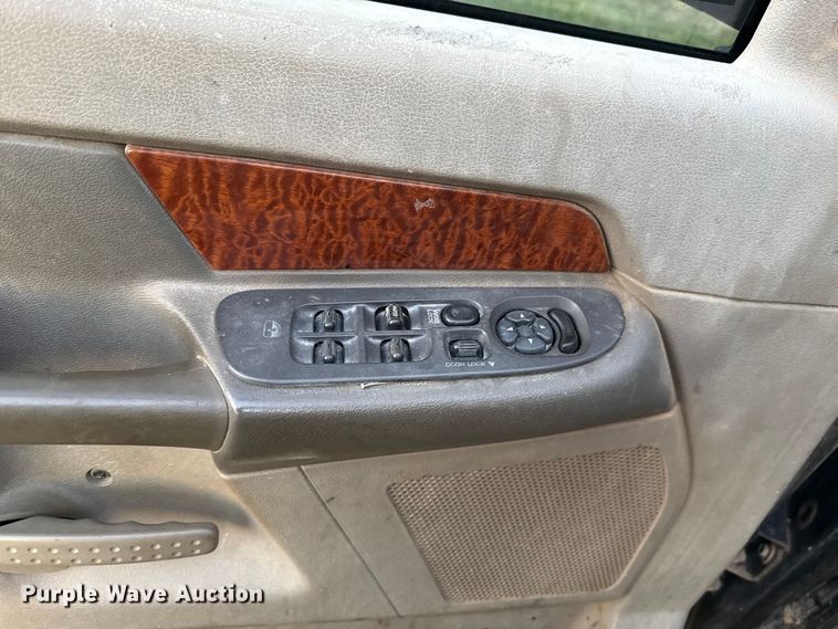 image for item DW5182 2006 Dodge Ram 3500 Big Horn Quad Cab flatbed pickup truck