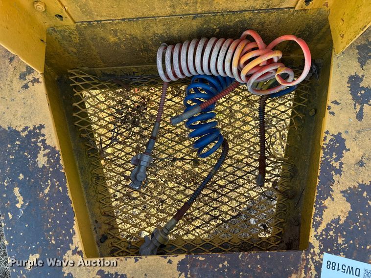 image for item DW5188 1989 Belshe T-10 equipment trailer