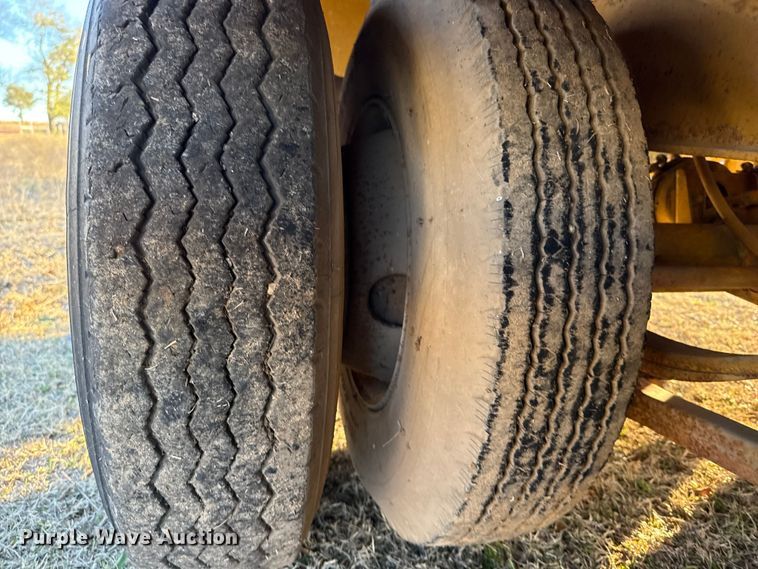 image for item DW5188 1989 Belshe T-10 equipment trailer