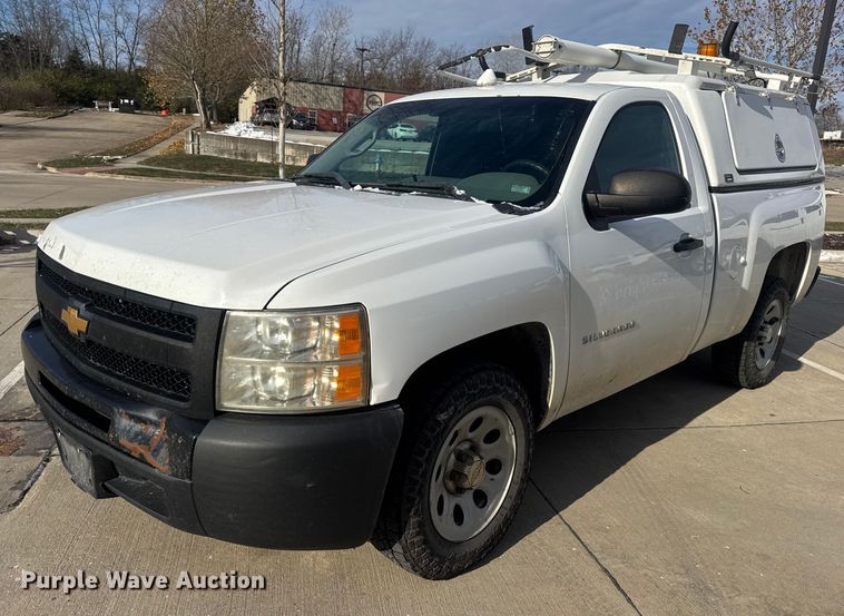 image for item DW6698 2013 Chevrolet Silverado 1500 pickup truck