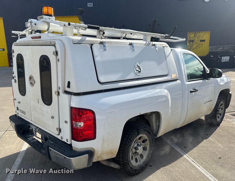 image for item DW6698 2013 Chevrolet Silverado 1500 pickup truck