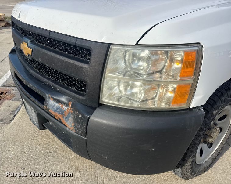 image for item DW6698 2013 Chevrolet Silverado 1500 pickup truck