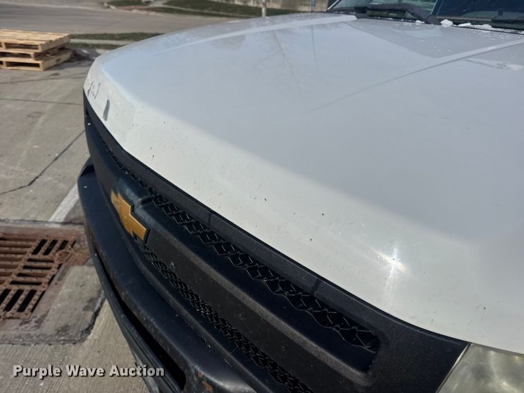 image for item DW6698 2013 Chevrolet Silverado 1500 pickup truck