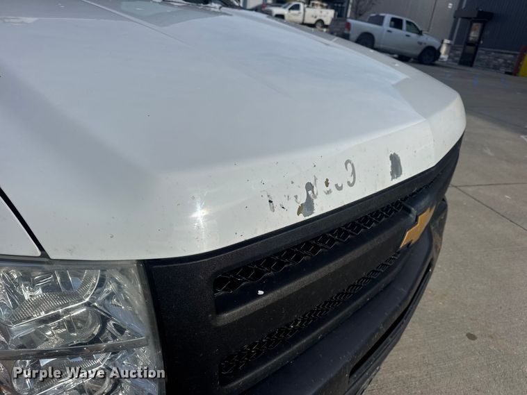 image for item DW6698 2013 Chevrolet Silverado 1500 pickup truck