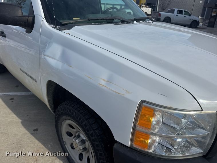 image for item DW6698 2013 Chevrolet Silverado 1500 pickup truck