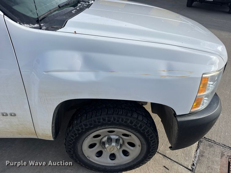 image for item DW6698 2013 Chevrolet Silverado 1500 pickup truck