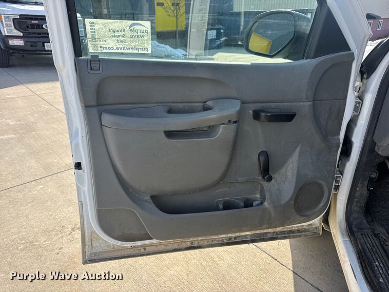 image for item DW6698 2013 Chevrolet Silverado 1500 pickup truck