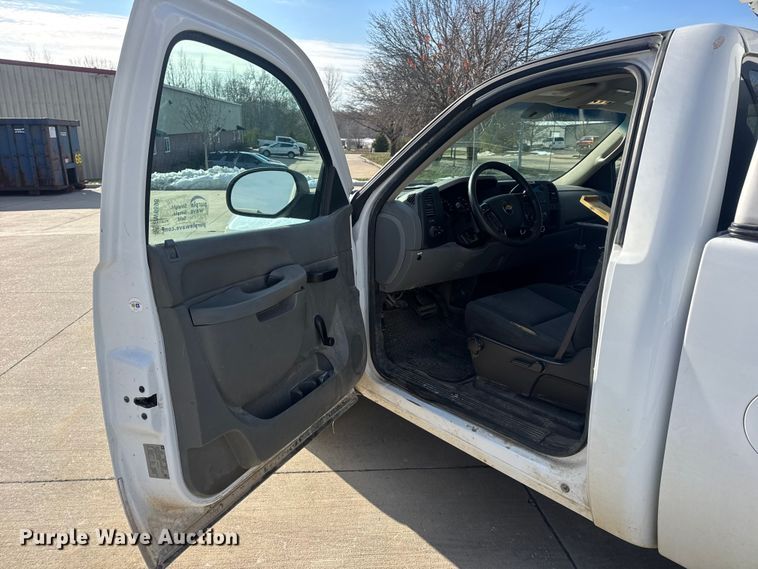 image for item DW6698 2013 Chevrolet Silverado 1500 pickup truck