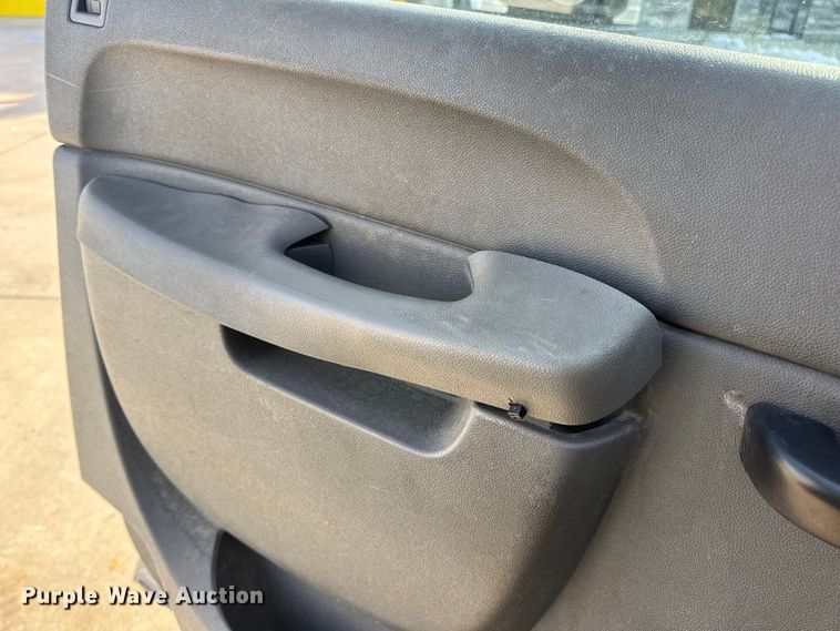 image for item DW6698 2013 Chevrolet Silverado 1500 pickup truck