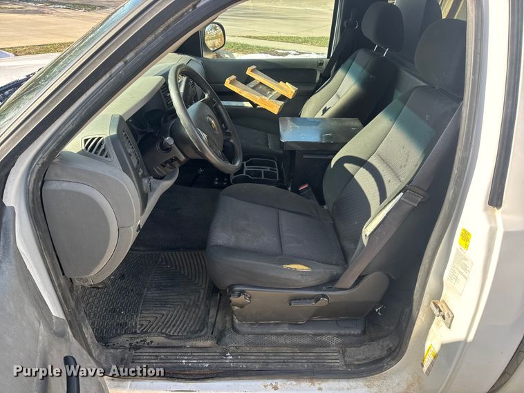 image for item DW6698 2013 Chevrolet Silverado 1500 pickup truck