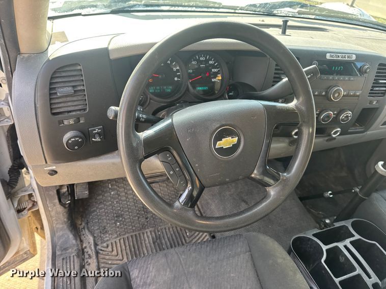 image for item DW6698 2013 Chevrolet Silverado 1500 pickup truck