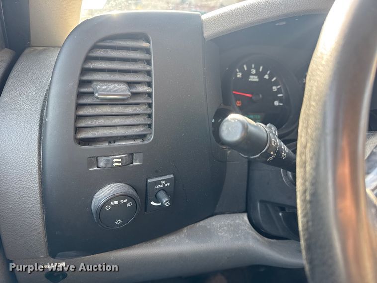 image for item DW6698 2013 Chevrolet Silverado 1500 pickup truck