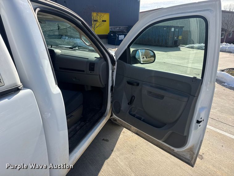 image for item DW6698 2013 Chevrolet Silverado 1500 pickup truck