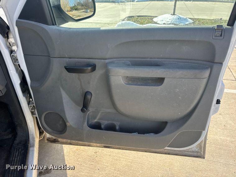 image for item DW6698 2013 Chevrolet Silverado 1500 pickup truck