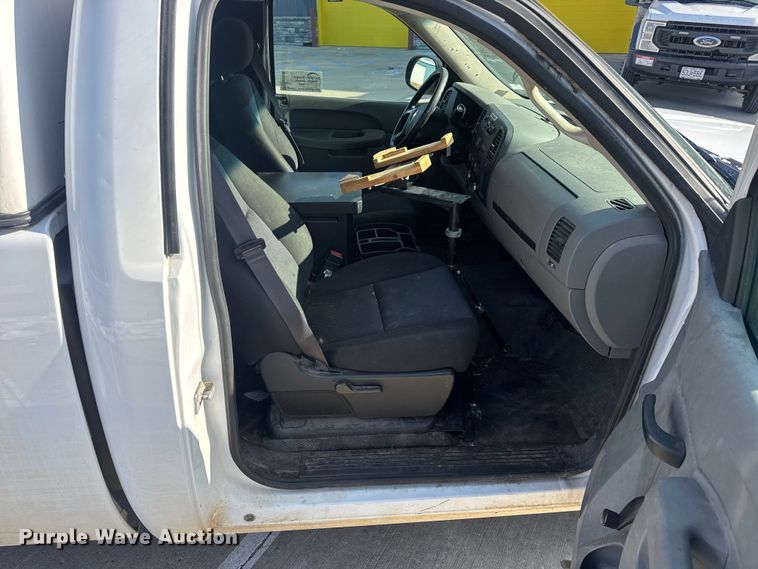 image for item DW6698 2013 Chevrolet Silverado 1500 pickup truck