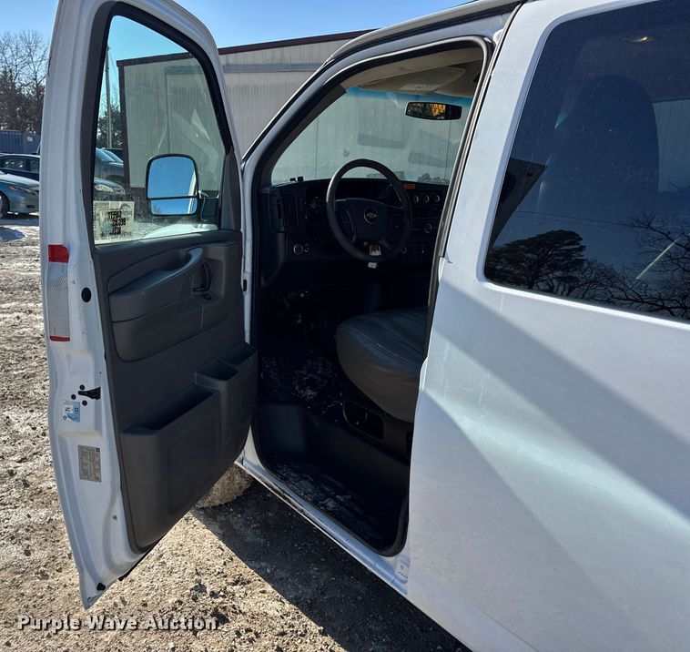 image for item DW6701 2015 Chevrolet Express 3500 van
