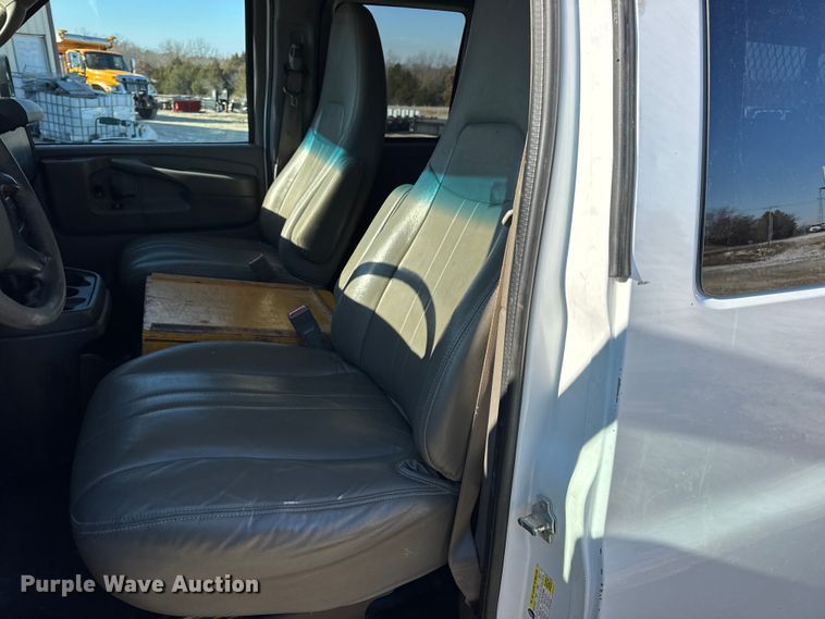 image for item DW6701 2015 Chevrolet Express 3500 van