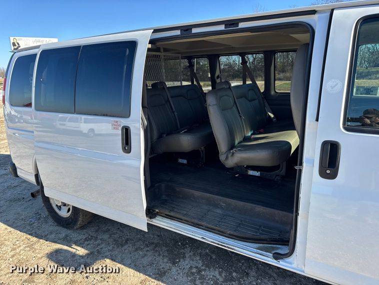 image for item DW6701 2015 Chevrolet Express 3500 van