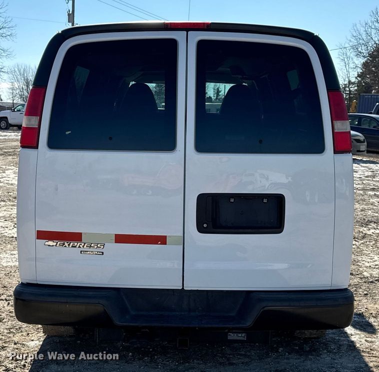 image for item DW6702 2015 Chevrolet Express 3500 van