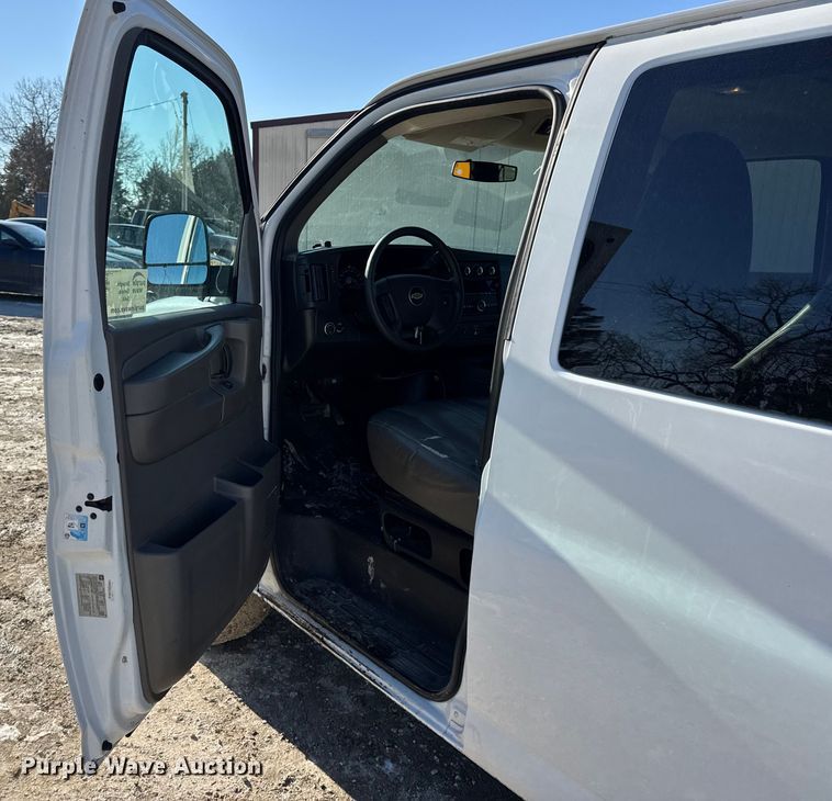 image for item DW6702 2015 Chevrolet Express 3500 van