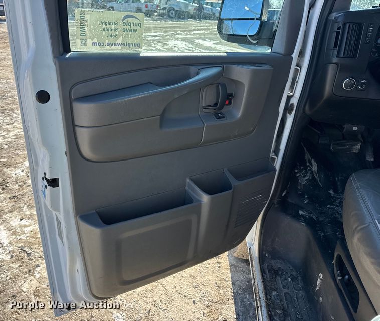 image for item DW6702 2015 Chevrolet Express 3500 van