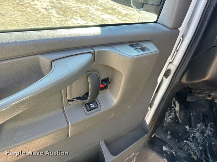 image for item DW6702 2015 Chevrolet Express 3500 van