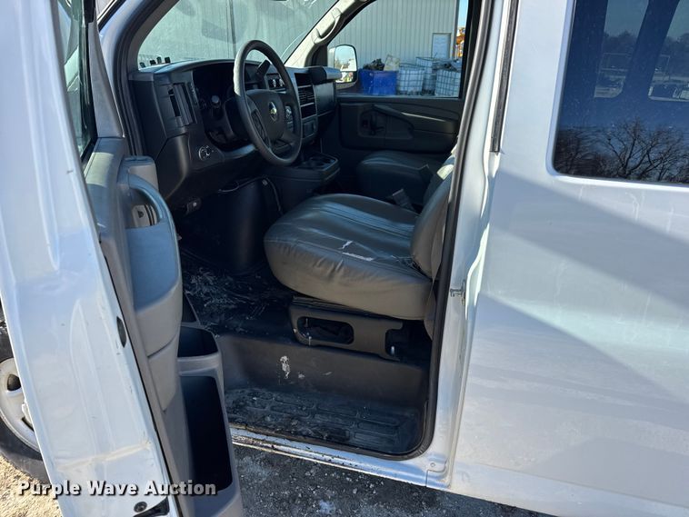 image for item DW6702 2015 Chevrolet Express 3500 van