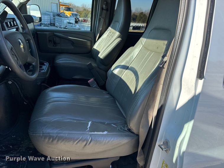 image for item DW6702 2015 Chevrolet Express 3500 van
