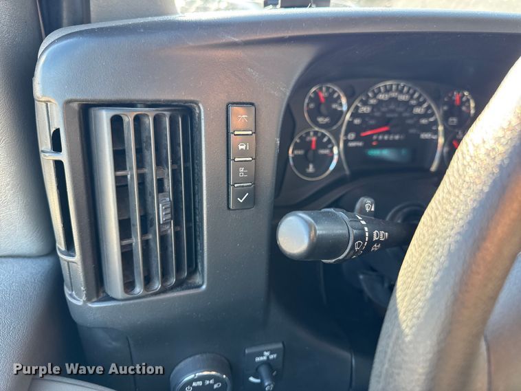 image for item DW6702 2015 Chevrolet Express 3500 van