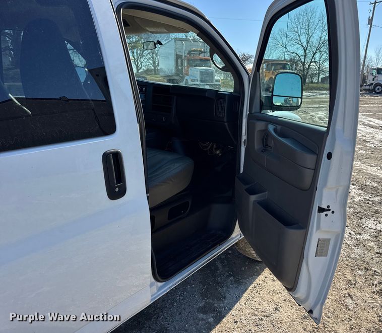 image for item DW6702 2015 Chevrolet Express 3500 van