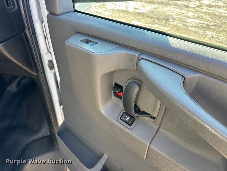 image for item DW6702 2015 Chevrolet Express 3500 van