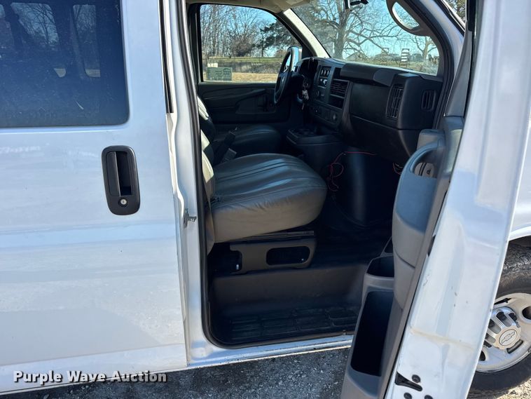 image for item DW6702 2015 Chevrolet Express 3500 van
