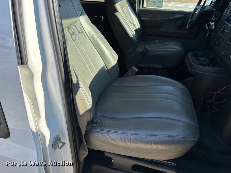 image for item DW6702 2015 Chevrolet Express 3500 van